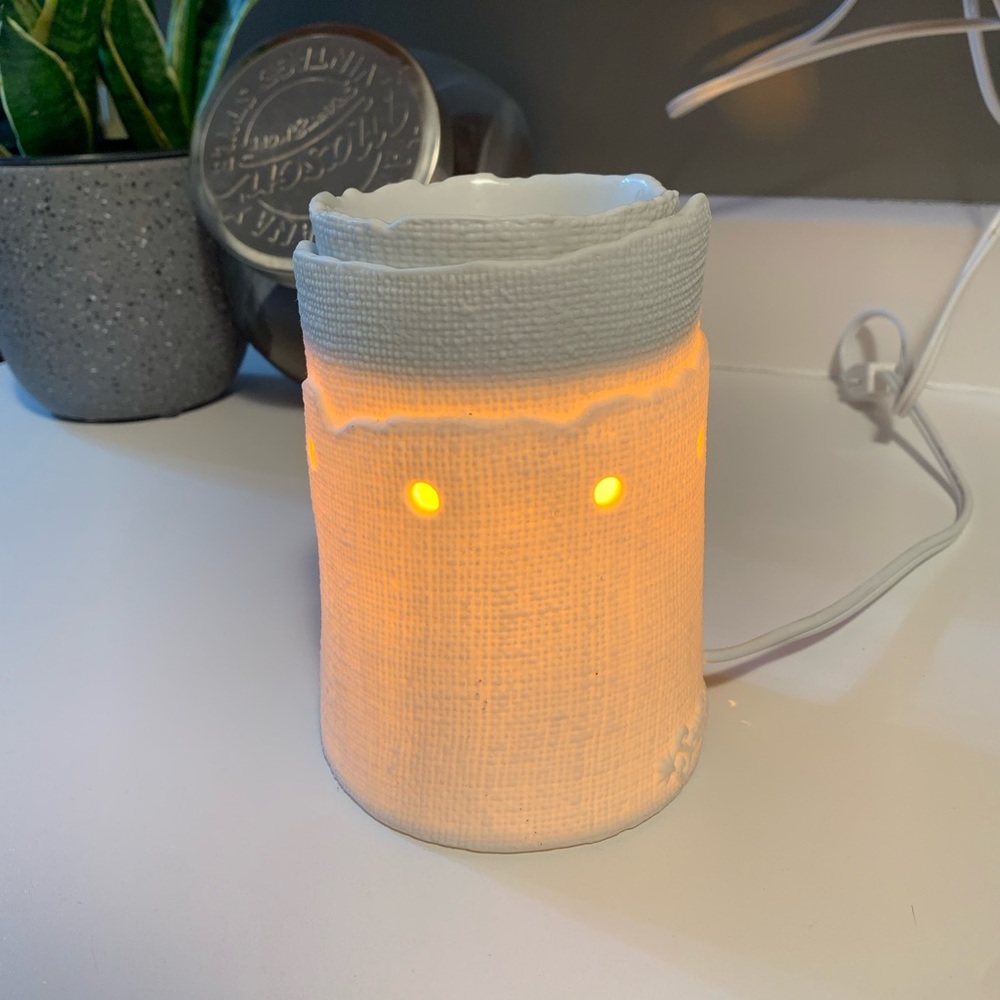 Discontinued scentsy “edge” warmer.